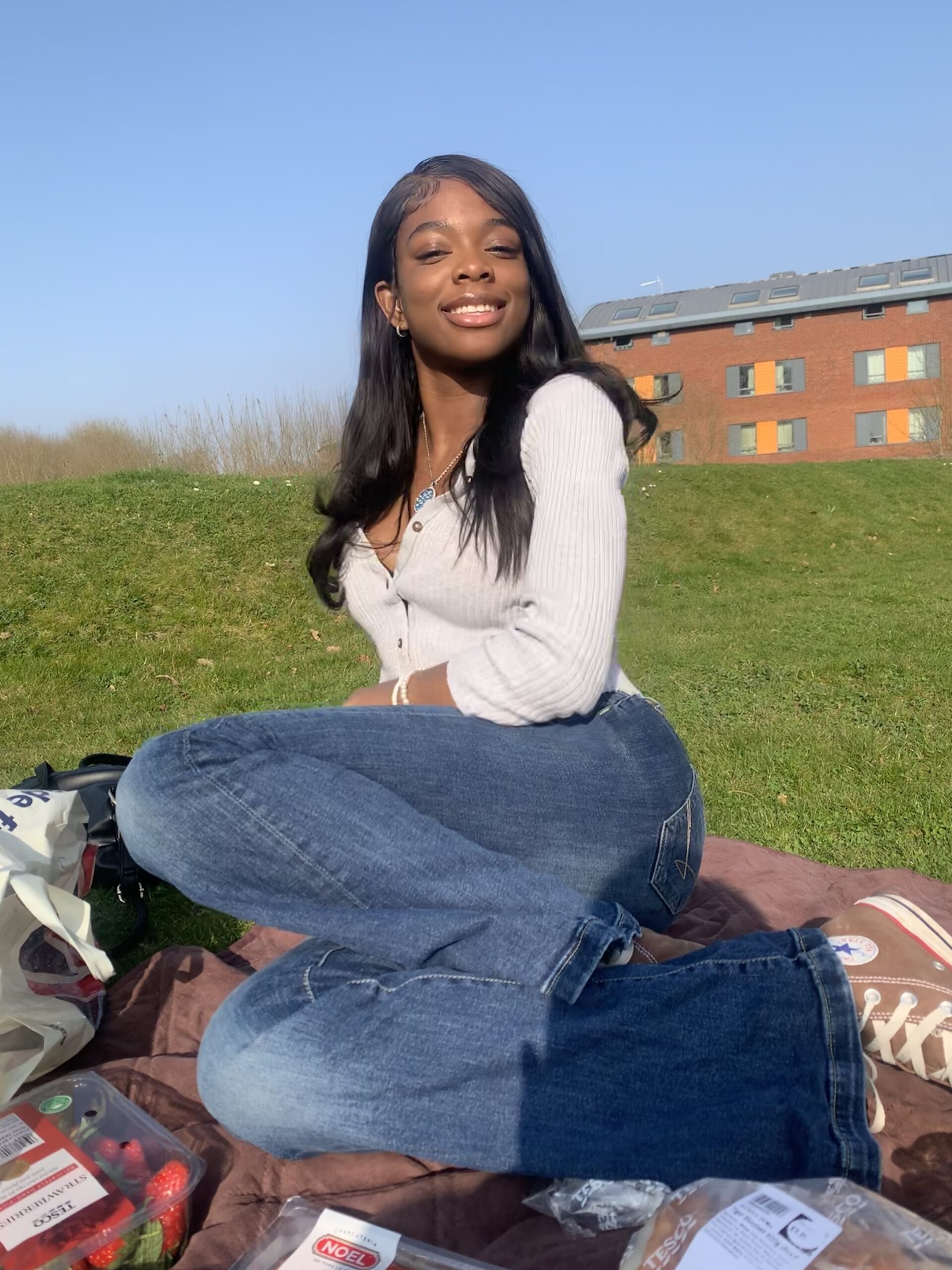 How to actually develop your personal style part 2 Casual everyday look with a grey cropped cardigan, flare jeans, and brown Converse as part of my personal style development