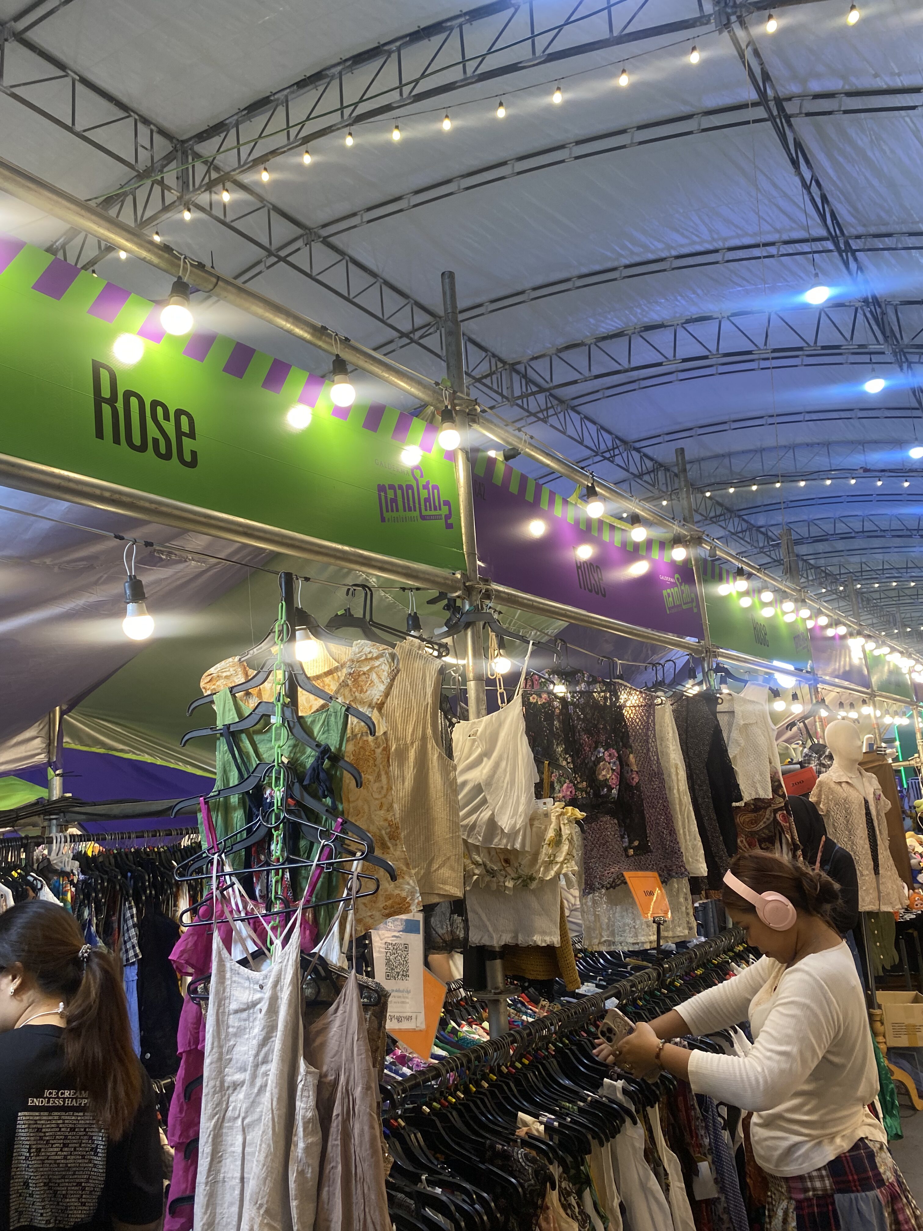 Street clothing stall near Siam in Bangkok with trendy fashion items, showing the city’s vibrant shopping scene and local street style